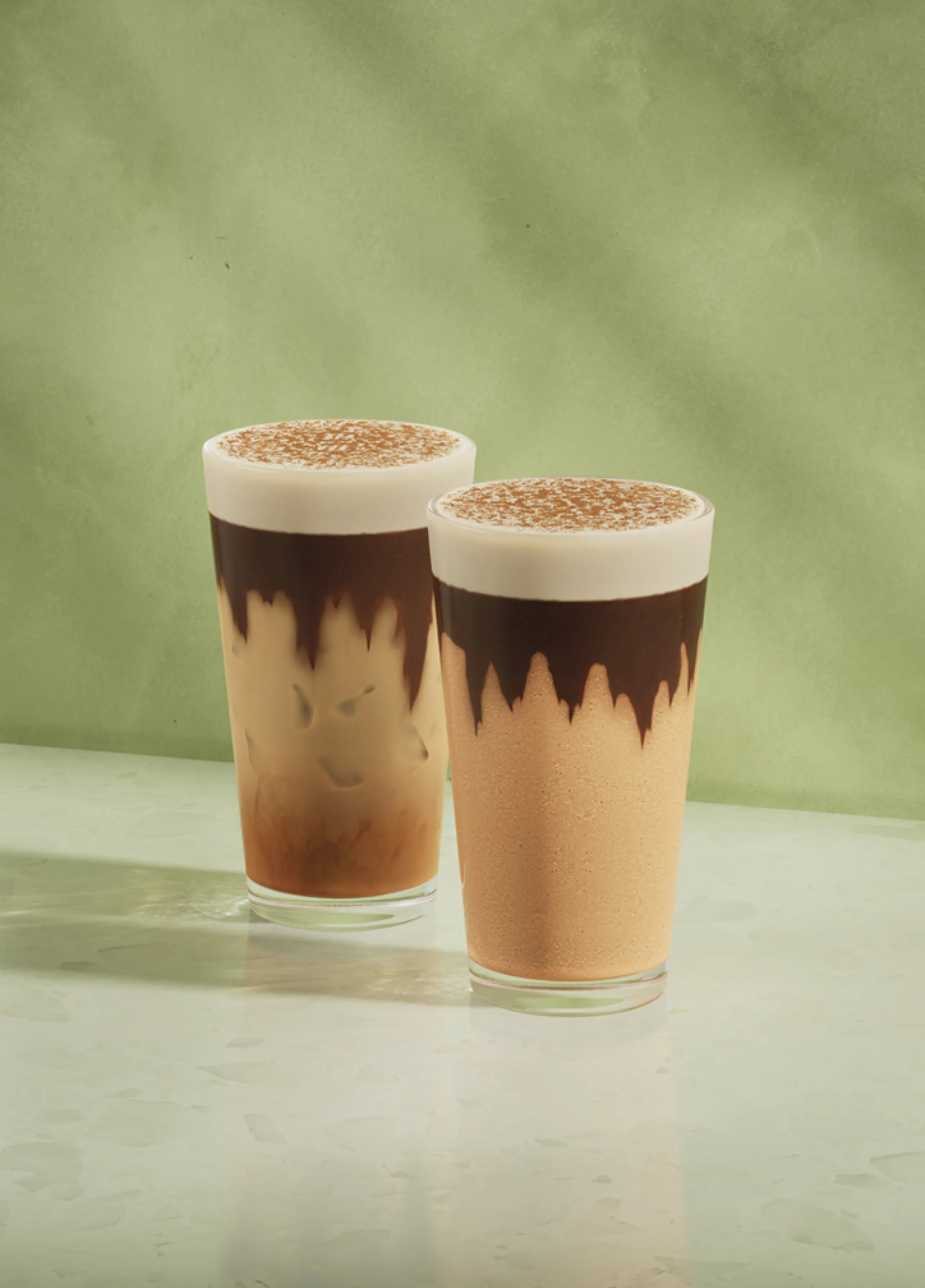 Imagen com duas bebidas. Tiramisú Frappuccino e Tiramisú Cream Iced Latte