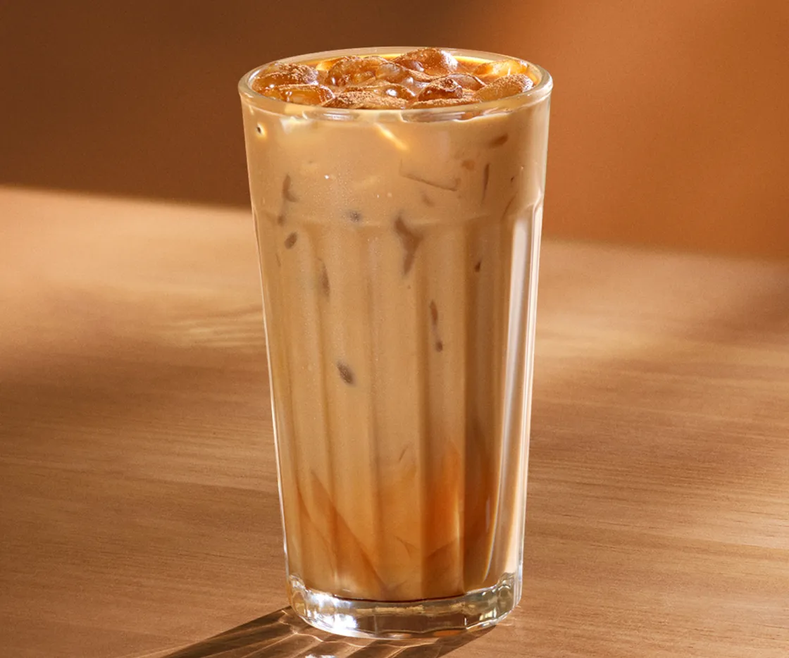 Foto de uma bebida Starbucks: Iced Pumpkin Spice Latte
