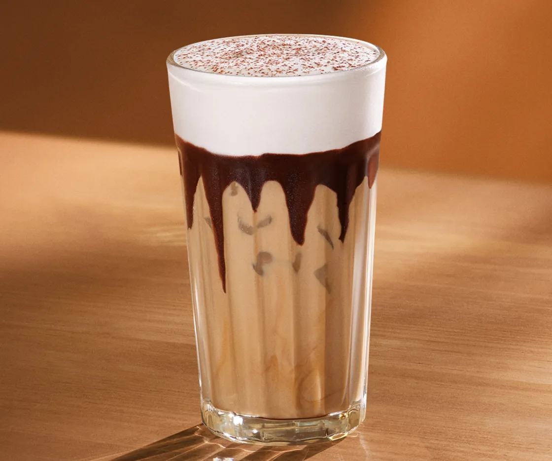 Foto de uma bebida Starbucks: Iced Tiramisu Cream Latte