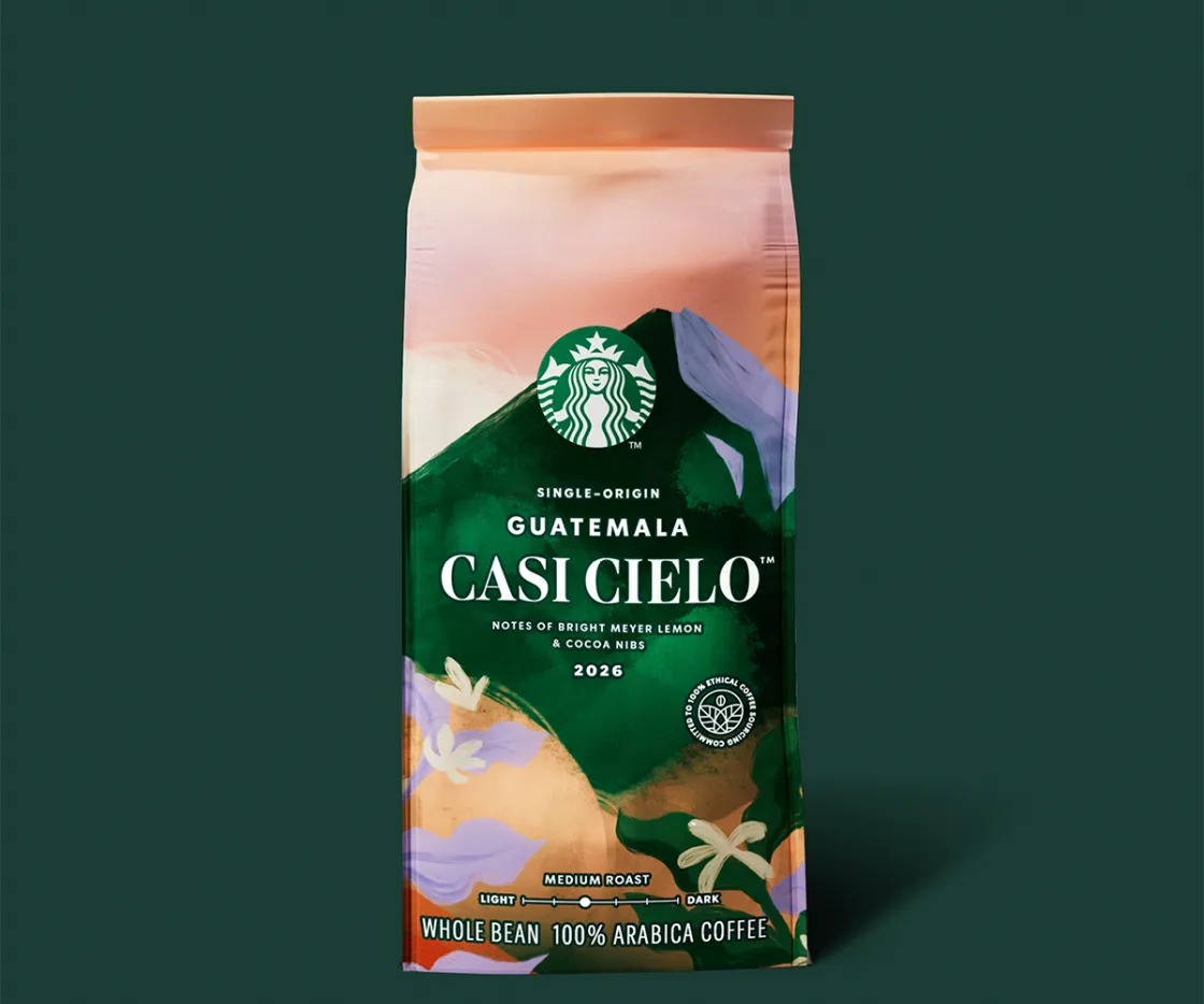 Uma embalagem de café sazonal Guatemala Casi Cielo sobre fundo verde.