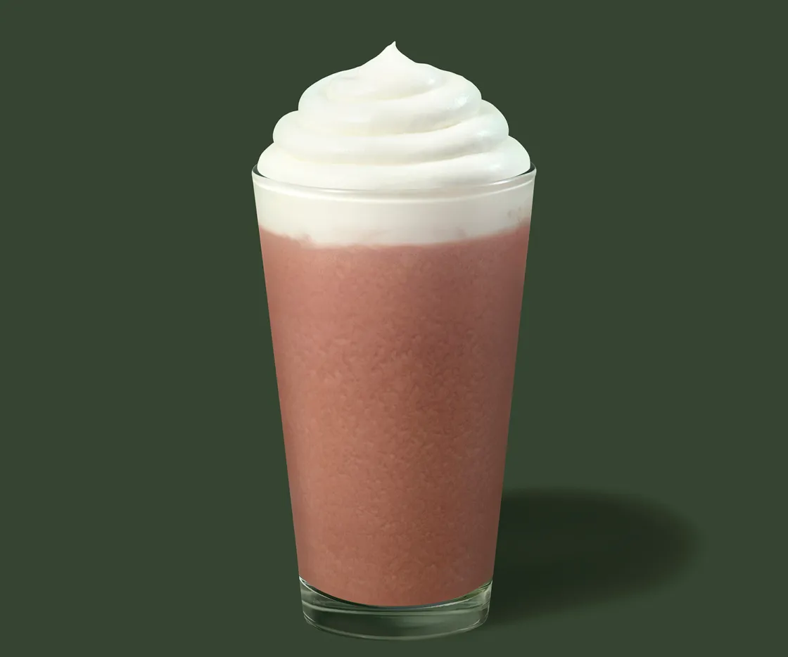 Um copo de Ube Vanilla Coffee Frappuccino® sobre fundo verde 