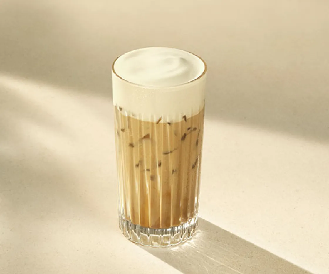 Um copo de Iced Caramel Protein Latte