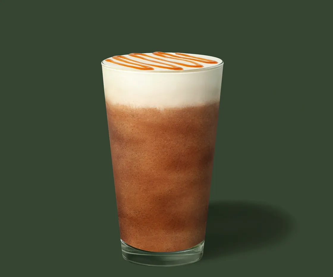 Caramel Mocha Cloud Frappuccino® Cloud sobre fundo verde.