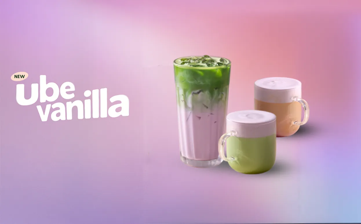 Tres bebidas sazonais sobre fundo rosa