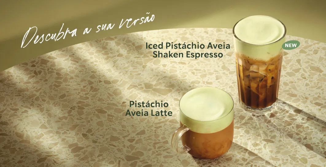 Dois cafés: um quente numa chávena de vidro e um frio num copo de vidro, sobre uma mesa, com fundo verde.