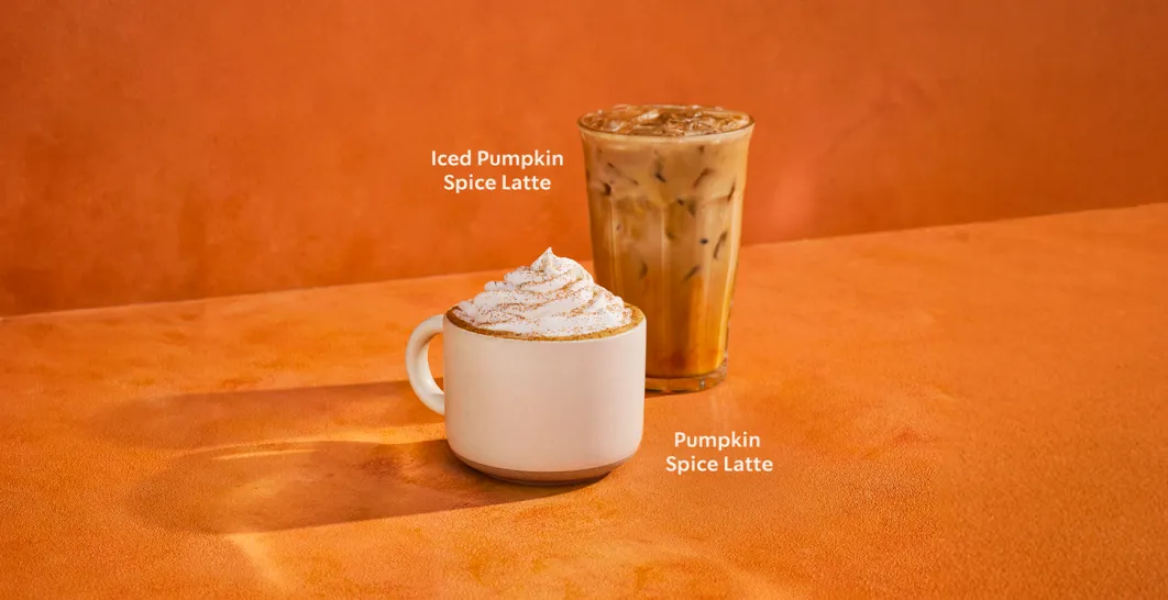 Dois pumpkin spice lattes, um quente e outro frio.